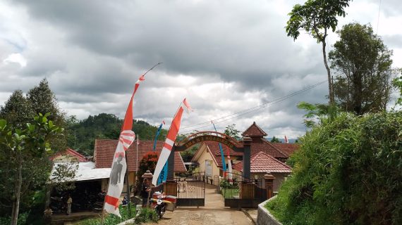 PEMASANGAN UMBUL -UMBUL DALAM RANGKA HAJATAN 279 KABUPATEN PACITAN DI SMAN 2 NGADIROJO